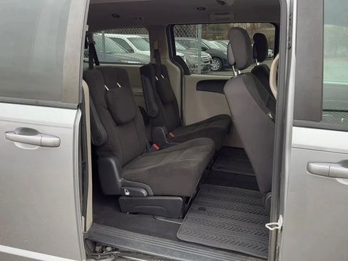 Used 2018 Dodge Grand Caravan SE image 24