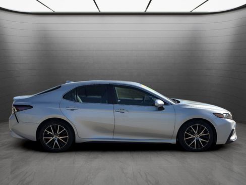 Used 2022 Toyota Camry SE image 6