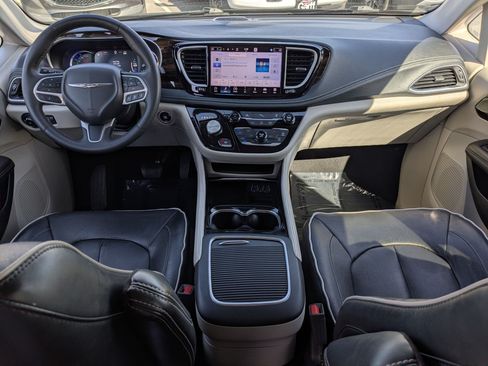 Used 2023 Chrysler Pacifica Limited FWD image 31