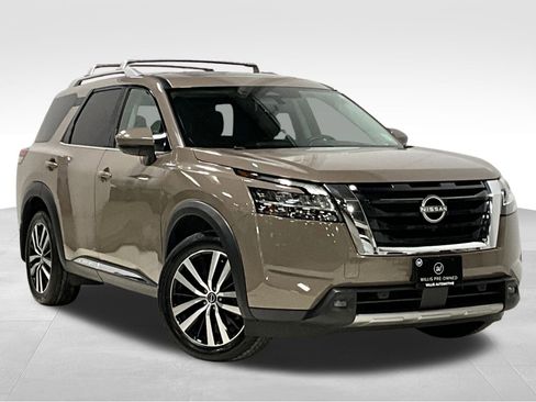 Used 2023 Nissan Pathfinder Platinum image 1