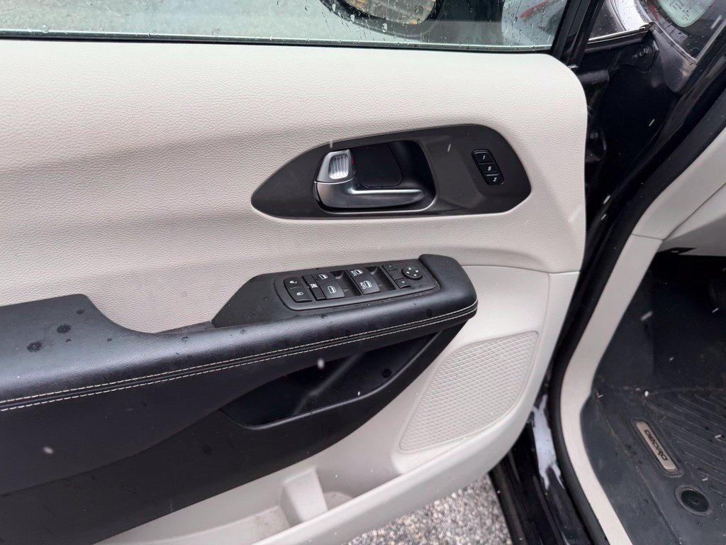 Used 2023 Chrysler Pacifica Touring-L AWD/4WD image 21