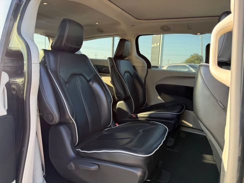 Used 2023 Chrysler Pacifica Limited FWD image 26