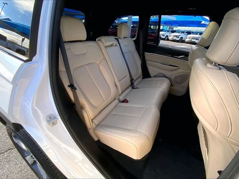 Used 2025 Jeep Grand Cherokee Limited w/ Luxury Tech Group II image 20