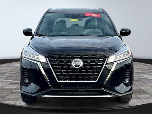 Used 2021 Nissan Kicks SR w/ SR Premium Package FWD image 3