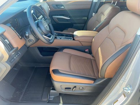 New 2025 Nissan Pathfinder Platinum w/ Black Appearance Package image 5