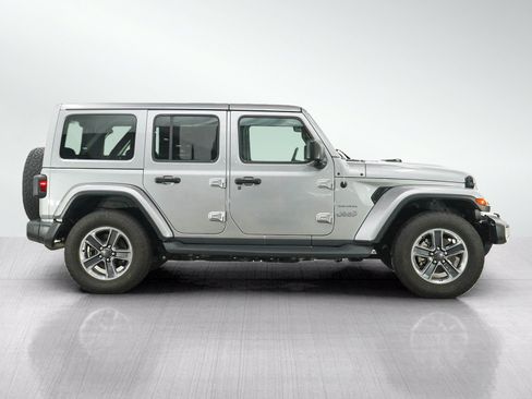Used 2018 Jeep Wrangler Unlimited Sahara AWD/4WD image 7