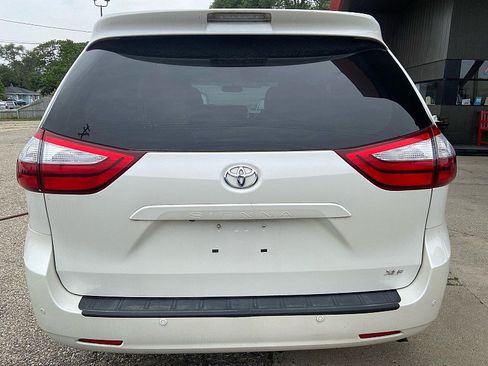 Used 2017 Toyota Sienna XLE w/ XLE Navigation Package FWD image 4