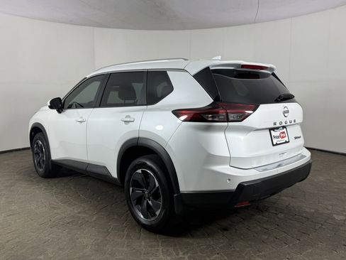 Used 2024 Nissan Rogue SV w/ SV Premium Package image 5