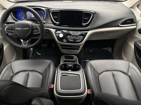 Used 2024 Chrysler Pacifica Limited FWD image 14
