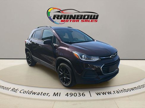 Used 2021 Chevrolet Trax LT w/ Premium Seat Package AWD/4WD image 3