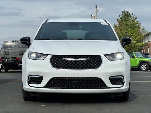 New 2026 Chrysler Pacifica Select image 2