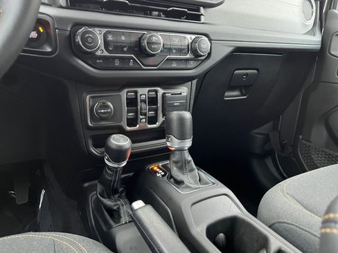 Used 2025 Jeep Wrangler Sahara image 40