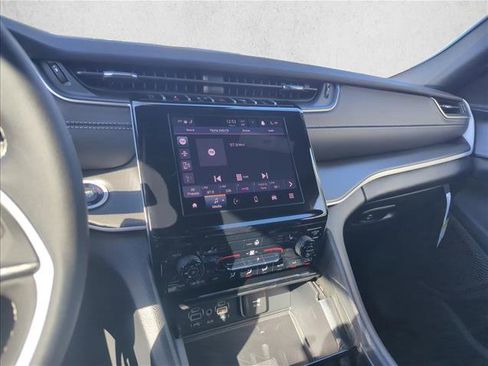 New 2025 Jeep Grand Cherokee Altitude image 9