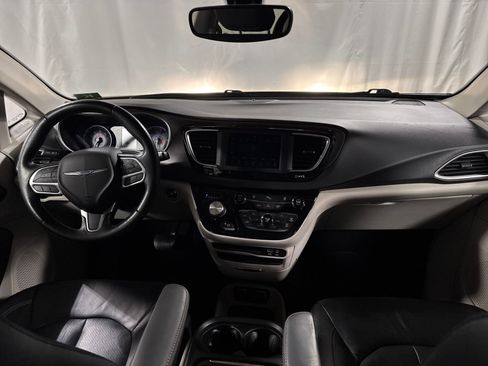 Used 2020 Chrysler Pacifica Touring-L FWD image 4