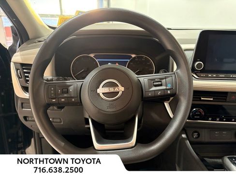 Used 2024 Nissan Rogue SV image 7