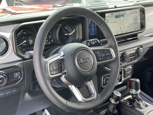 Used 2025 Jeep Wrangler Unlimited Sahara w/ Safety Group AWD/4WD image 30