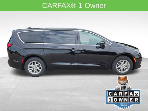 Used 2024 Chrysler Pacifica Touring-L FWD image 2