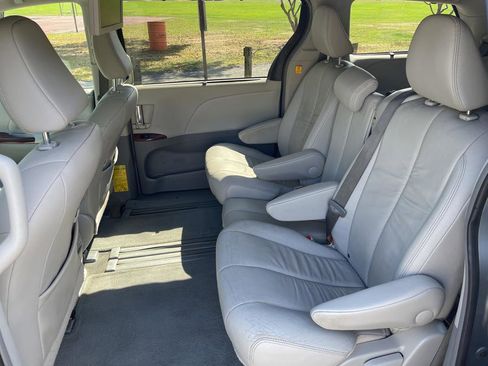 Used 2012 Toyota Sienna XLE image 8