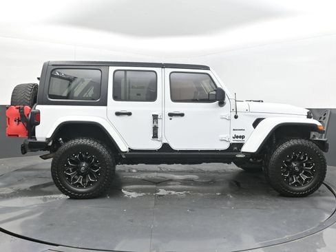 Used 2018 Jeep Wrangler Unlimited Sahara w/ Dual Top Group AWD/4WD image 10