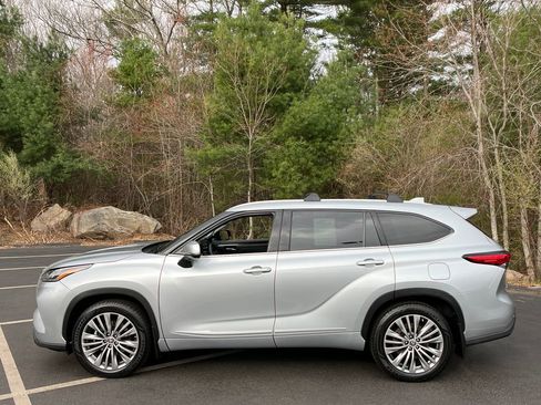 Used 2022 Toyota Highlander Platinum image 2