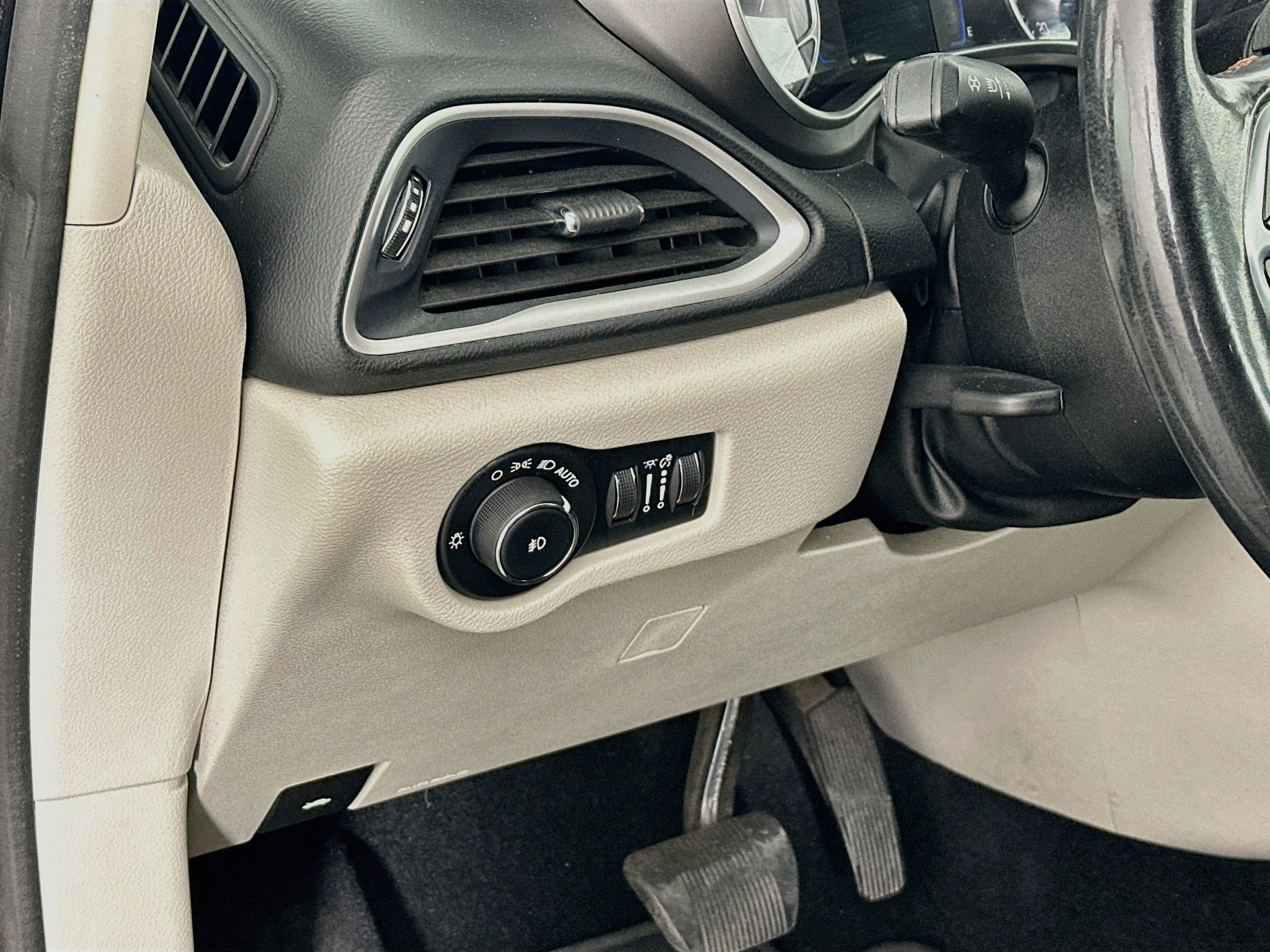Used 2020 Chrysler Pacifica Touring-L w/ Tire & Wheel Group FWD image 17
