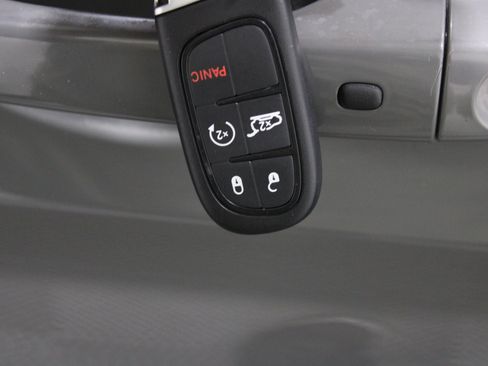 Used 2019 Jeep Cherokee Latitude Plus w/ Comfort/Convenience Group AWD/4WD image 19