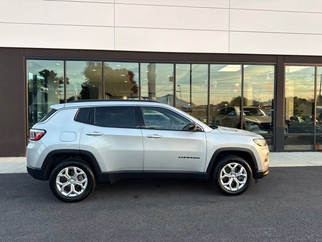 Used 2024 Jeep Compass Latitude AWD/4WD image 2