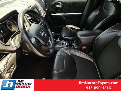 Used 2019 Jeep Cherokee Latitude Plus AWD/4WD image 13