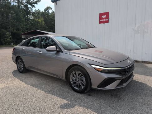 Used 2024 Hyundai Elantra SEL FWD image 1