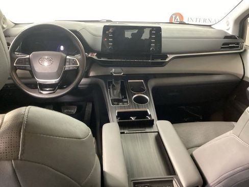 Used 2021 Toyota Sienna Limited image 12