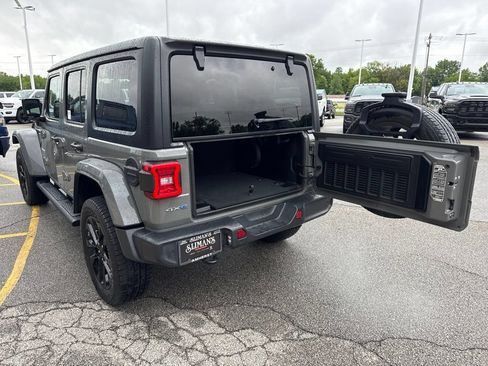 Used 2021 Jeep Wrangler Unlimited Sahara w/ Cold Weather Group AWD/4WD image 16