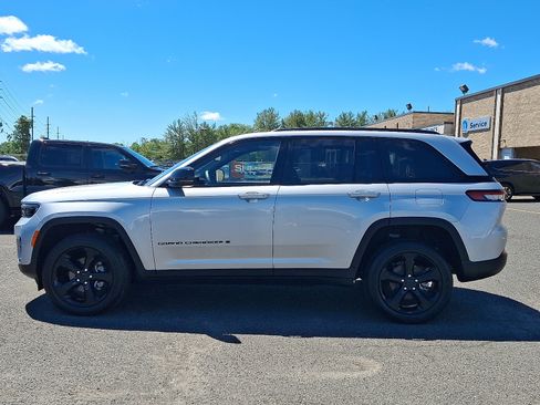 Used 2023 Jeep Grand Cherokee Altitude AWD/4WD image 4