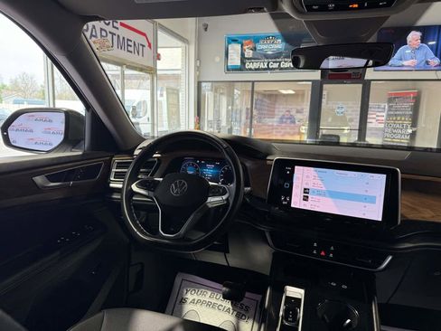 Used 2025 Volkswagen Atlas SE image 25