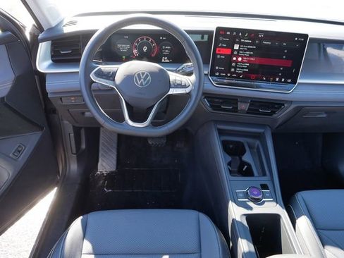 Certified 2025 Volkswagen Tiguan SE image 21