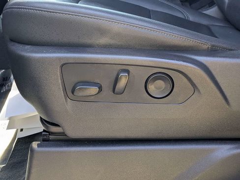 Used 2025 GMC Sierra 1500 SLT AWD/4WD image 18