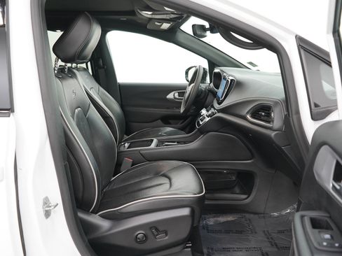 Used 2025 Chrysler Pacifica Limited FWD image 11