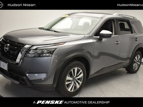 Used 2025 Nissan Pathfinder SL AWD/4WD image 1
