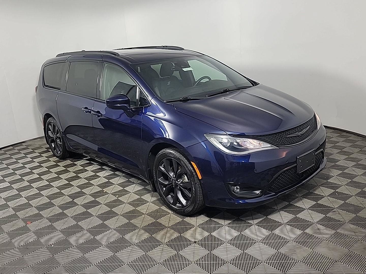 Used 2019 Chrysler Pacifica Touring-L Plus w/ Advanced Safetytec Group FWD image 2