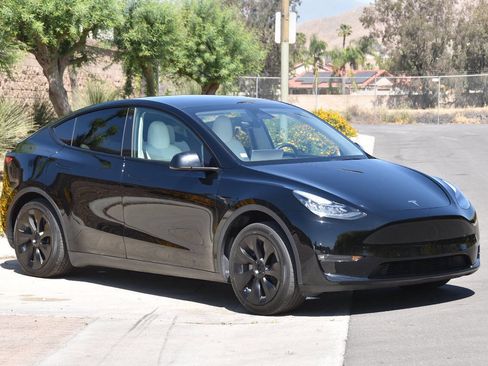 Used 2022 Tesla Model Y Long Range image 21