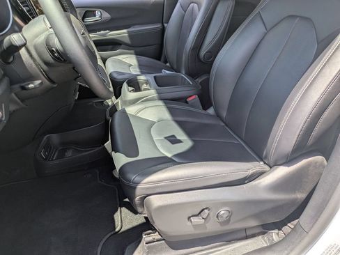 Used 2025 Chrysler Pacifica Select FWD image 14