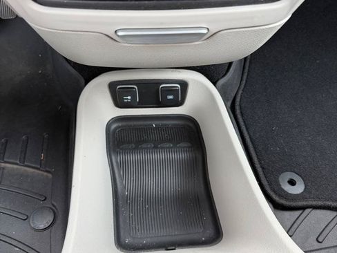Used 2017 Chrysler Pacifica Touring-L FWD image 17
