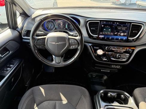 Used 2023 Chrysler Pacifica Touring FWD image 13