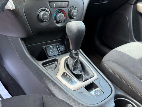 Used 2018 Jeep Cherokee Latitude FWD image 20