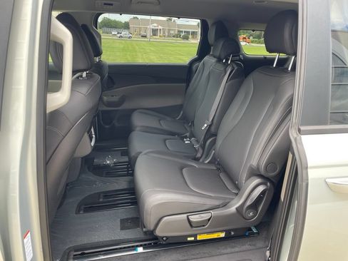 New 2027 Kia Carnival EX FWD image 10
