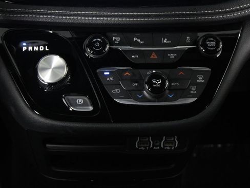 Used 2024 Chrysler Pacifica Limited FWD image 23