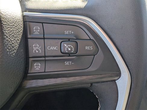 Used 2023 Jeep Grand Cherokee L Laredo image 27