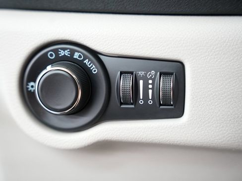 Used 2022 Chrysler Voyager LX FWD image 41