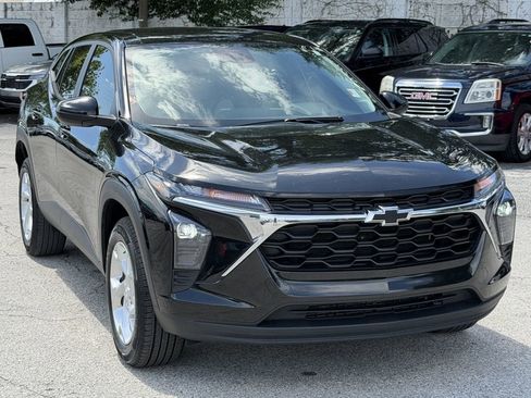 Used 2024 Chevrolet Trax LS w/ LS Convenience Package FWD image 2
