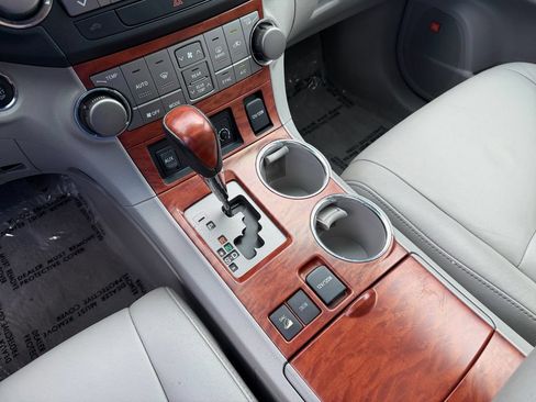Used 2010 Toyota Highlander Limited AWD/4WD image 19