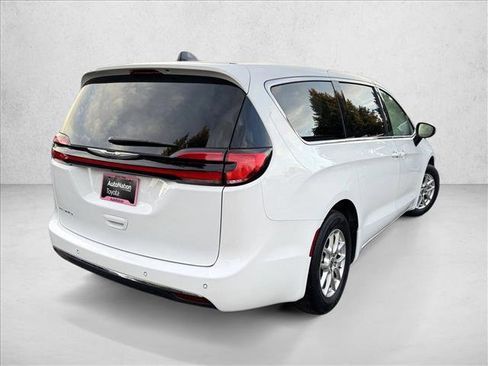 Used 2023 Chrysler Pacifica Touring-L FWD image 5